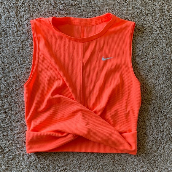 Nike Tops - Nike Twist crop top